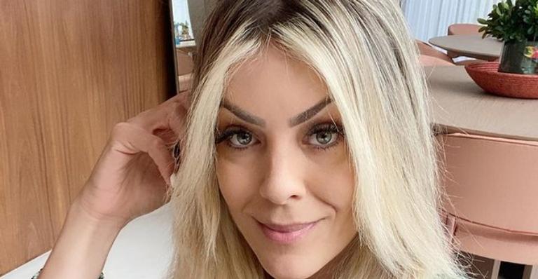 Renata Fan posa de biquíni durante viagem e ganha elogios dos fãs: ”Belíssima”