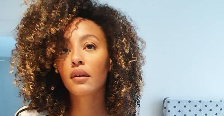 Sheron Menezzes posa deslumbrante fazendo carão e brinca: ”A gente até tenta”