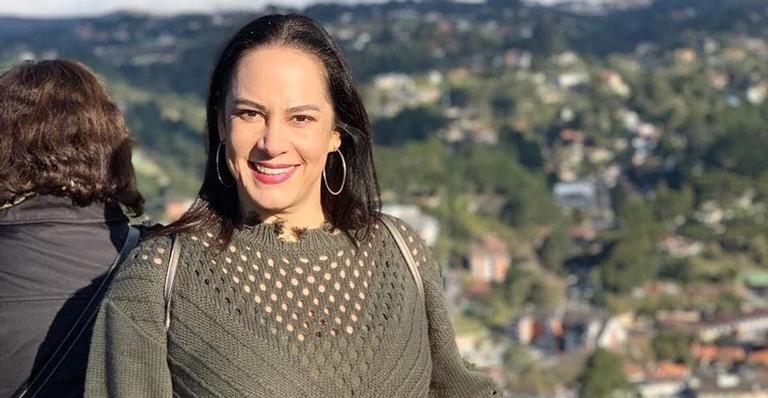 Sem maquiagem, Silvia Abravanel exibe rosto de perto e chama atenção