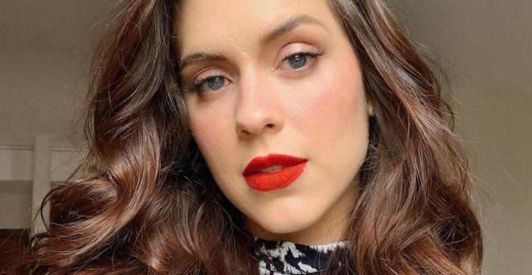 Sophia Abrahão posa deslumbrante de macacão preto e seguidores elogiam: ”Preciosa demais”