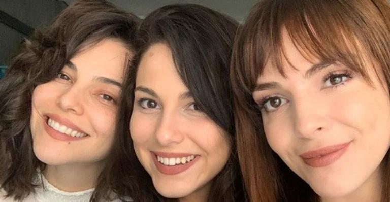 Tainá Muller compartilha foto antiga com as irmãs: ”Um abraço desses, bicho”
