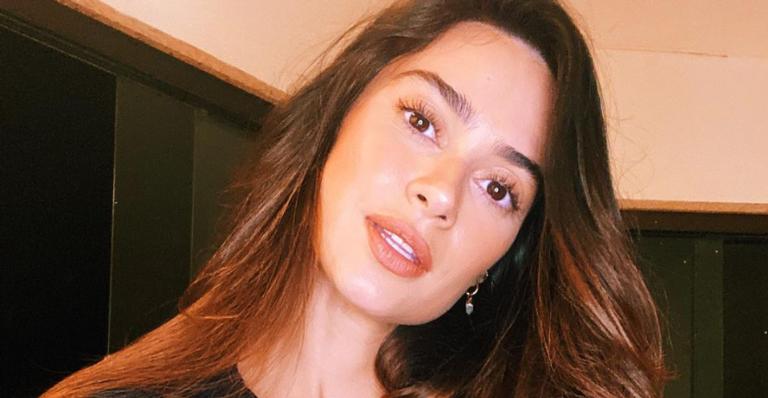 Thaila Ayala surge de biquíni tomando banho de chuveiro em praia paradisíaca