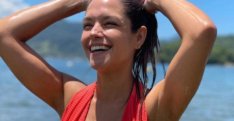 Thaís Fersoza surge sorridente em cenário paradisíaco e encanta: ”Viva o amor ao próximo”