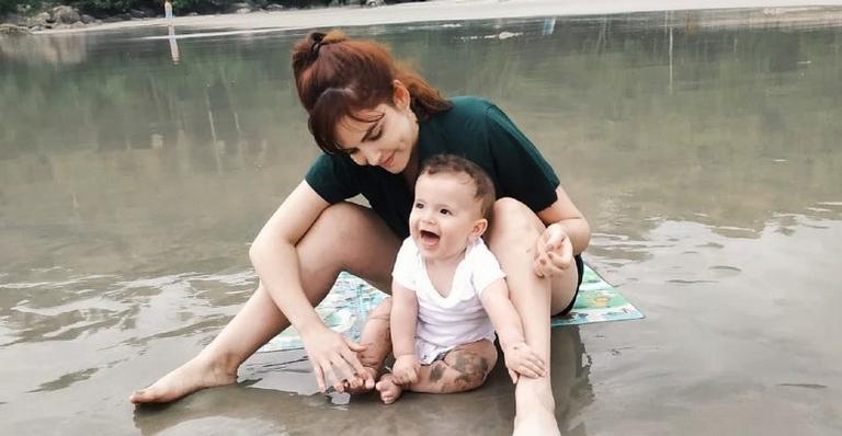 Titi Müller e o filho aparecem mostrando a língua em clique no espelho