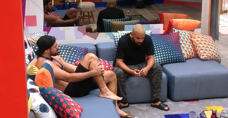BBB21: Arthur irá imunizar Projota ao invés de Carla Diaz e gera revolta na web: ”Banana”