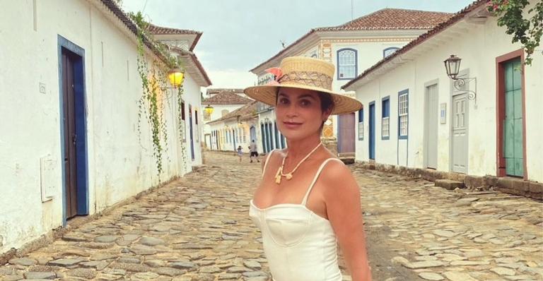 Flávia Alessandra exibe bronzeado e ostenta curvas esculturais com maiô cavado