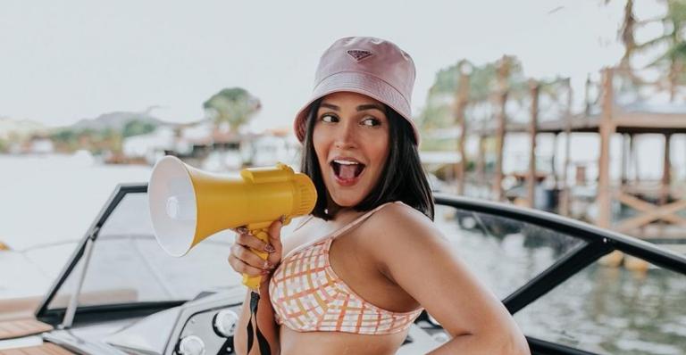 Ex-BBB Flay eleva temperaturas ao exibir pernas em clique quente: ”Meu amor eu sou cantora”