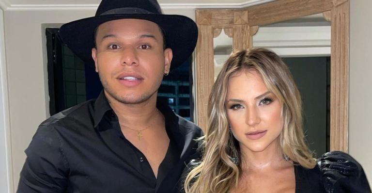Gabi Martins e Tierry combinam look em clique romântico e cantora se declara: ”Te amo”