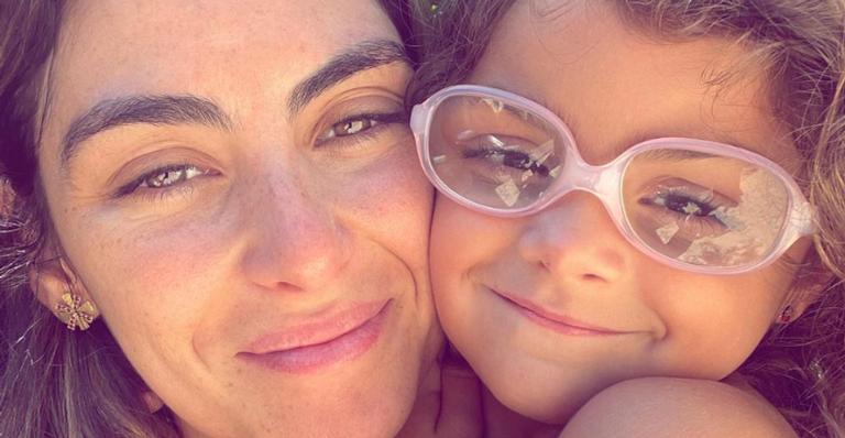 Mariana Uhlmann posa coladinha com a filha, Maria e com sua cadelinha: ”As meninas da família!”
