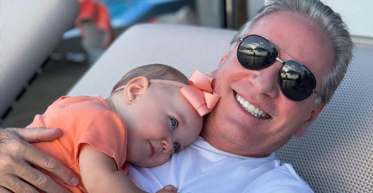 Roberto Justus surge se divertindo com a filha caçula, Vicky: ”Voando pelas mãos do papai…”