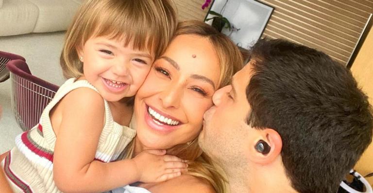 Sabrina Sato se declara ao posar coladinha com a família: ”Obrigada por tanto amor!”