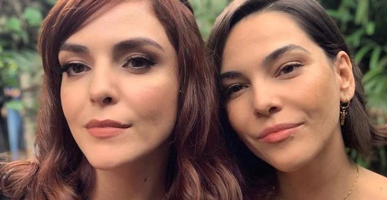 Titi e Tainá Müller posam coladinhas e semelhança impressiona: ”Gêmeas de idades diferentes”