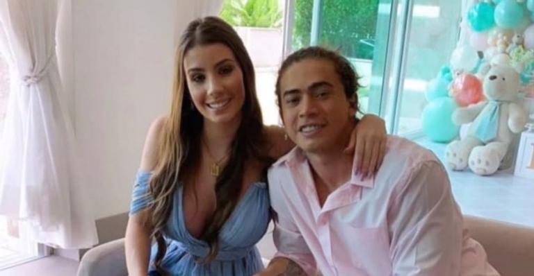 Whindersson Nunes revela sexo do bebê e anuncia noivado com Maria Lina