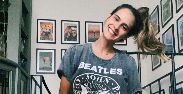 Grávida de gêmeas, Marcella Fogaça posa com seu cãozinho durante passeio