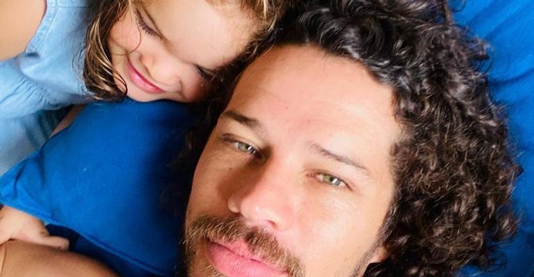 José Loreto encanta ao posar em momento divertido com a filha, Bella: ”Domingo!”