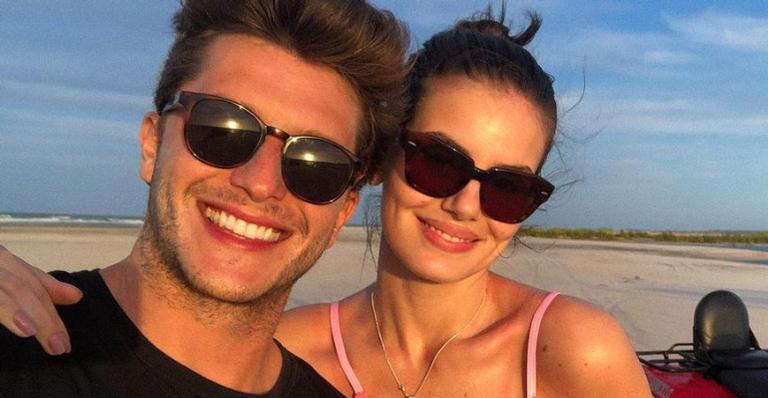 Klebber Toledo flagra momento preguiça de Camila Queiroz com cadelinha e se derrete: ”Amo vocês”