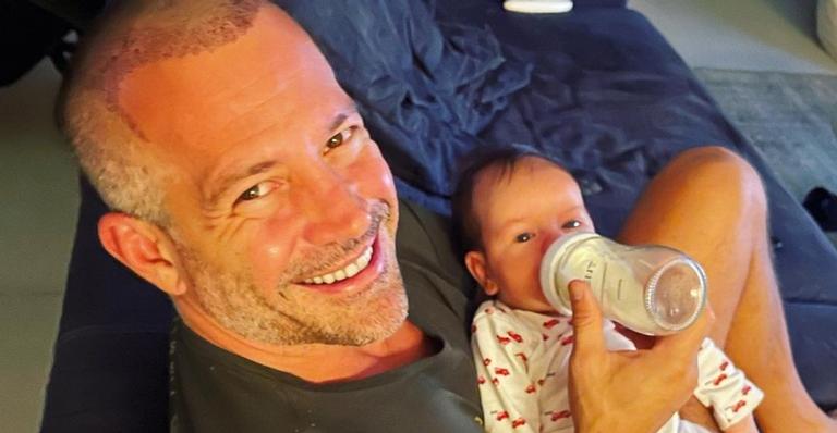 Malvino Salvador encanta ao compartilhar clique fofíssimo do filho: ”Noite foi longa”