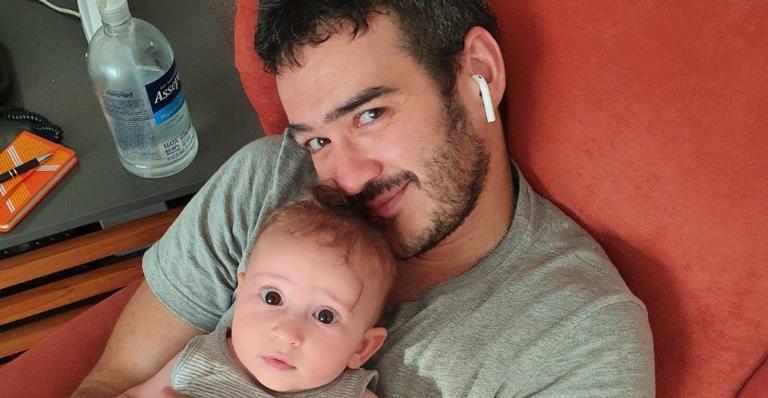 Marcos Veras posa coladinho com o filho, Davi e se derrete: ”Coisinha tão bonitinha”