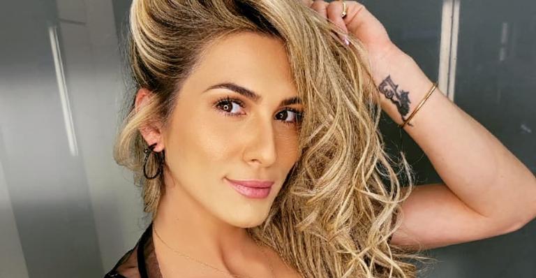 No México, Lívia Andrade surge tomando banho de sol e recebe elogios: ”Tá só arrasando hein!”