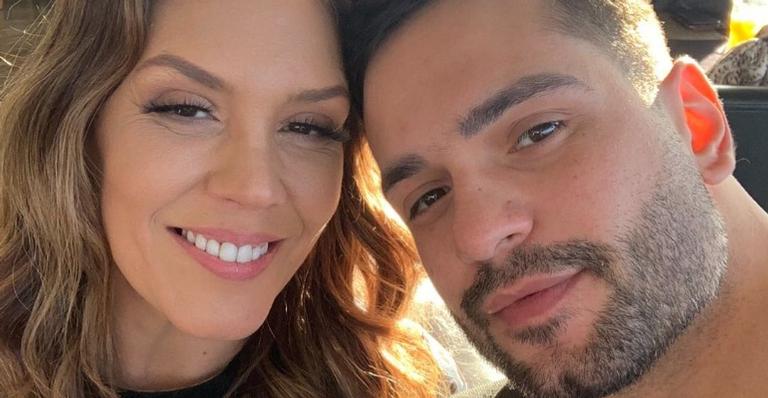 Simony posa coladinha com o namorado, Felipe Rodriguez e se declara: ”Encontrei o amor”