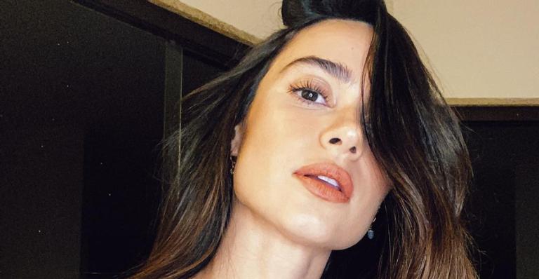 Thaila Ayala arranca elogios da web ao posar com vestido rosa neon: ”Muito linda!”