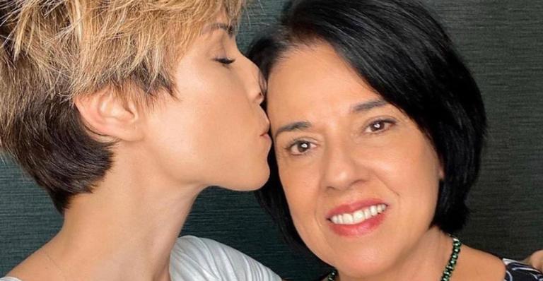 Ana Furtado leva a mãe para tomar primeira dose da vacina e celebra: ”Um presente extraordinário”