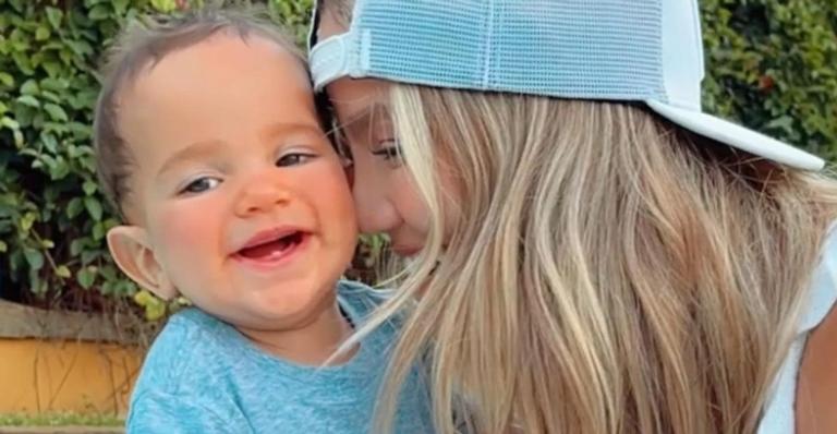 Biah Rodrigues se emociona ao ver o filho, Theo, de 9 meses, dando os primeiros passos