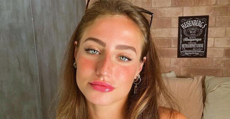 Bruna Griphao posa com biquíni cavadíssimo e rouba a cena com abdômen trincado: ”Que corpo!”