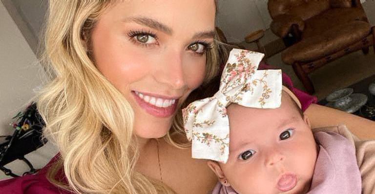 Carol Dias explode o fofurômetro ao mostrar Esther sorrindo: ”Cada dia mais linda e fofa”
