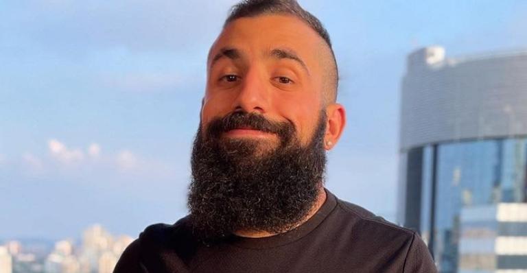Com buquê de rosas, Kaysar Dadour se declara às mulheres: ”Feliz dia 8 de março”