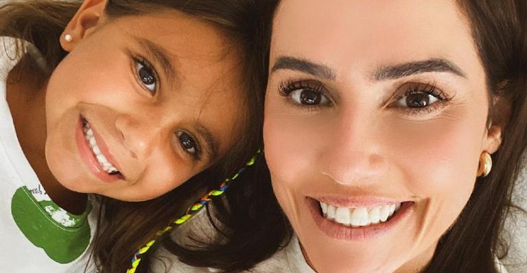 No Dia da Mulher, Deborah Secco posa com a filha e declara: ”Ser mãe é onde me é permito errar”