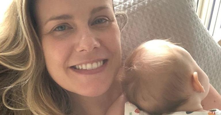 Esposa de Tiago Leifert, Daiana Garbin posa amamentando e faz belíssima declaração para filha, Lua: “Meu amor!”