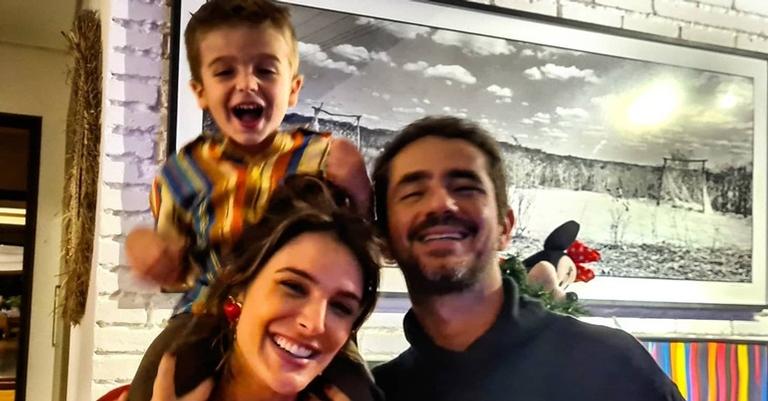 Felipe Andreoli se declara para mãe e esposa: ”Vocês são fundamentais”