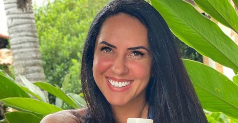 Com biquíni fio dental, Graciele Lacerda posa de costas e ostenta bumbum impecável: ”Que corpo!”