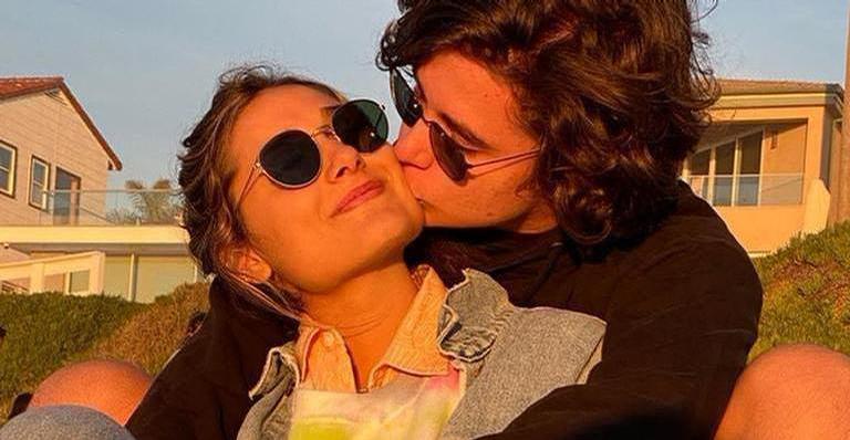João Figueiredo, noivo de Sasha Meneghel, usa camiseta com rosto da modelo e se declara: ”Te amo”