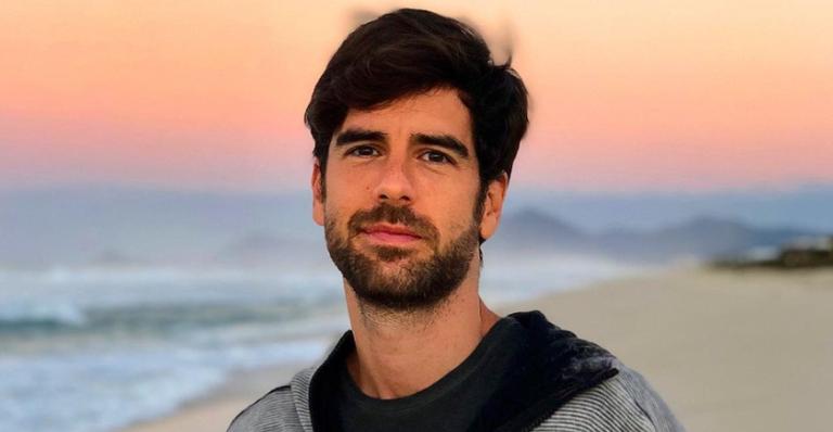 Marcos Pitombo toma banho de cachoeira com a família e web reage: ”Tão lindos quanto o lugar”