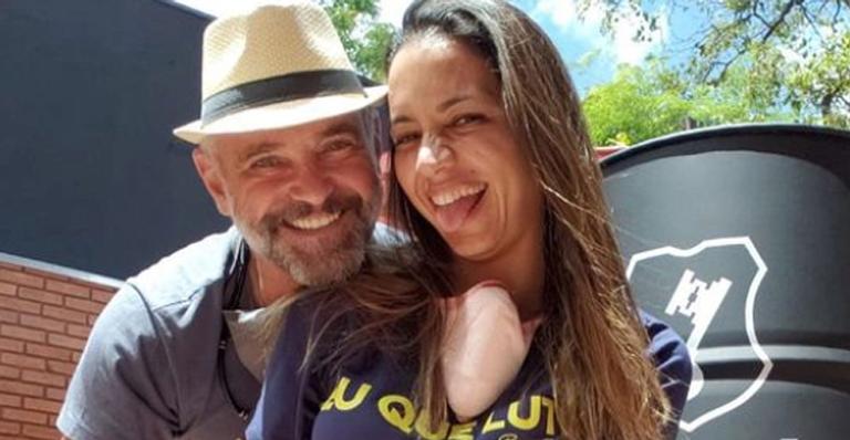 Mateus Carrieri assume namoro e se declara: ”Dentro do coração”