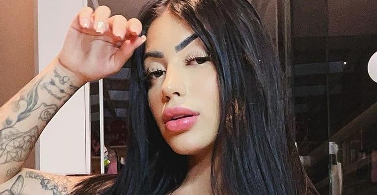 Mirella ostenta corpaço escultural ao posar com biquíni de oncinha e web baba: ”Uma deusa!”