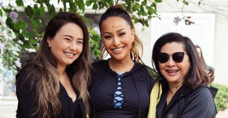 No Dia da Mulher, Sabrina Sato faz homenagem para a mãe e a irmã: ”Mulheres que admiro”