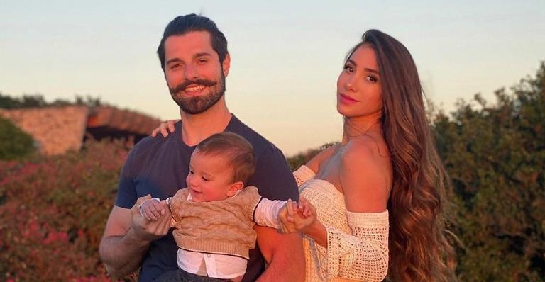 No Dia da Mulher, Romana Novais recebe flores de Alok e Ravi