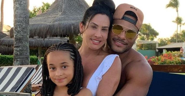 Scheila Carvalho dança com Tony Salles e Giulia e web reage: ”Tal mãe, tal pai, tal filha”