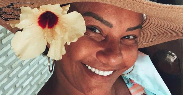 Em vídeo, Solange Couto dá close em corpão com biquíni fio dental e para tudo: ”Que espetáculo!”