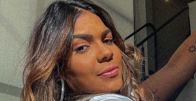 Com Biel, Tays Reis posa de costas com biquíni fio dental e bumbum rouba a cena: ”Que corpo!”