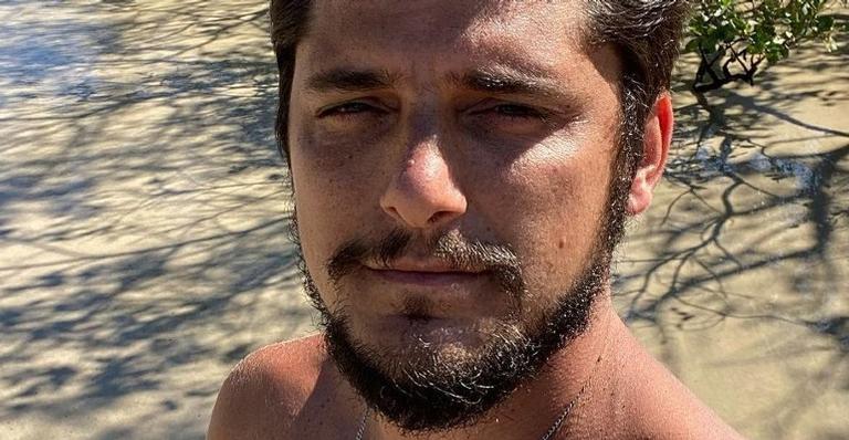 Descamisado, Bruno Gissoni posa na natureza e seguidores não seguram elogios