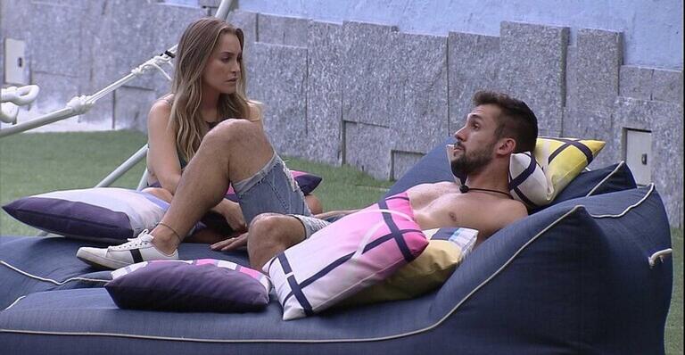 BBB21: Arthur e Carla Diaz têm nova conversa tensa: ”Pelo menos você começou a jogar”