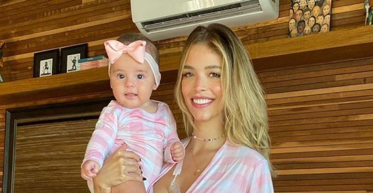 Carol Dias se derrete ao posar beijando a filha Esther: ”Alegria da mamãe”