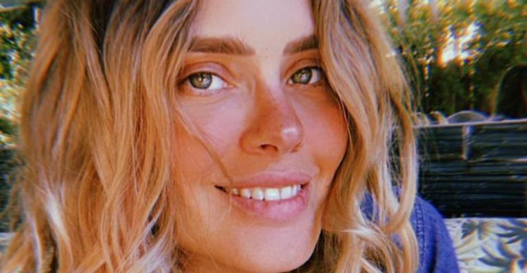Ao posar para lindo clique, Carolina Dieckmann relata rotina de cuidados matinais