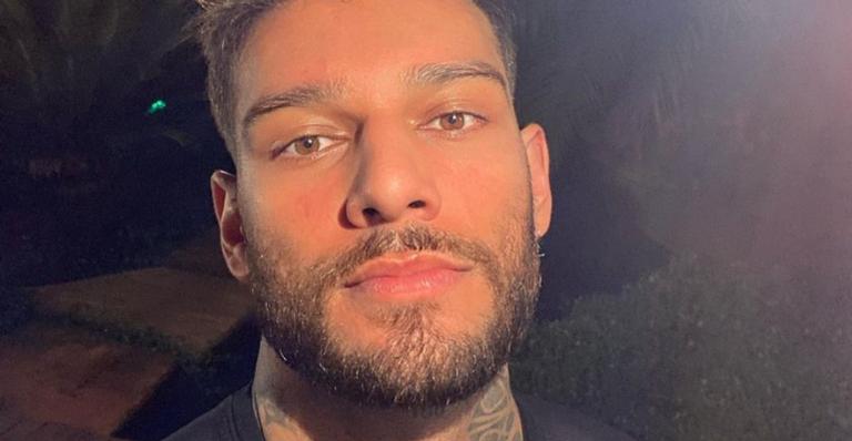 Deitado na rede, Lucas Lucco surge relaxando sem camisa e fãs elogiam: ”Lindo”