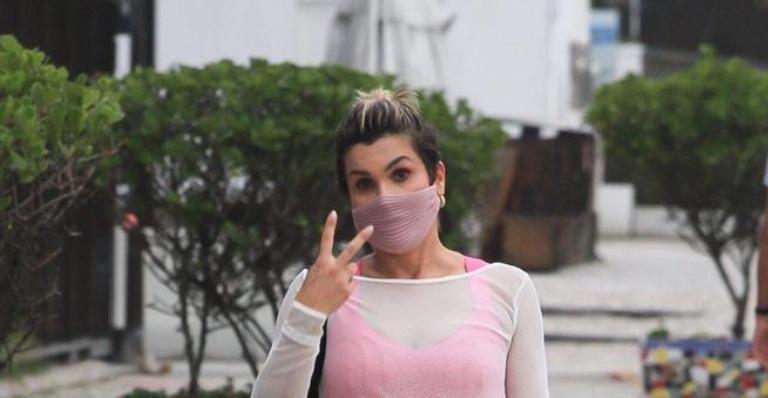 Com look transparente, Flávia Alessandra exibe shape sarado ao ser clicada deixando academia no Rio