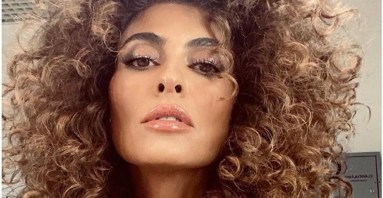 De top e short justo, Juliana Paes pega pesado em dia de treino e para tudo com corpão sarado